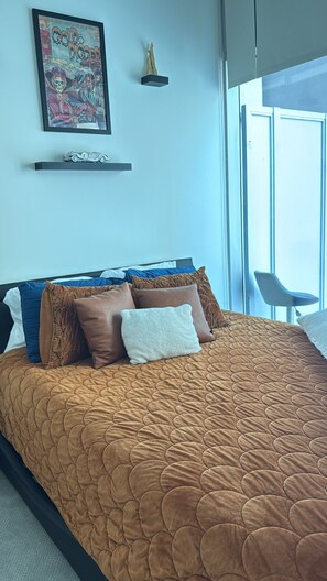 2 bedrooms, iron/ironing board, WiFi, bed sheets - 2BD/2BA Rolls-Royce Inspired City Highrise w/Rooftop Pool (Houston)