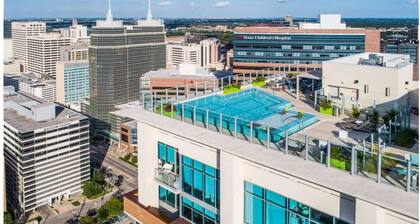 2BD/2BA Rolls-Royce Inspired City Highrise w/Rooftop Pool