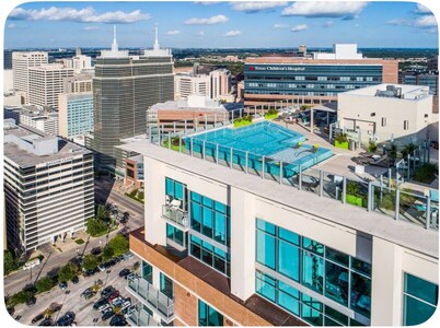 2BD/2BA Rolls-Royce Inspired City Highrise w/Rooftop Pool