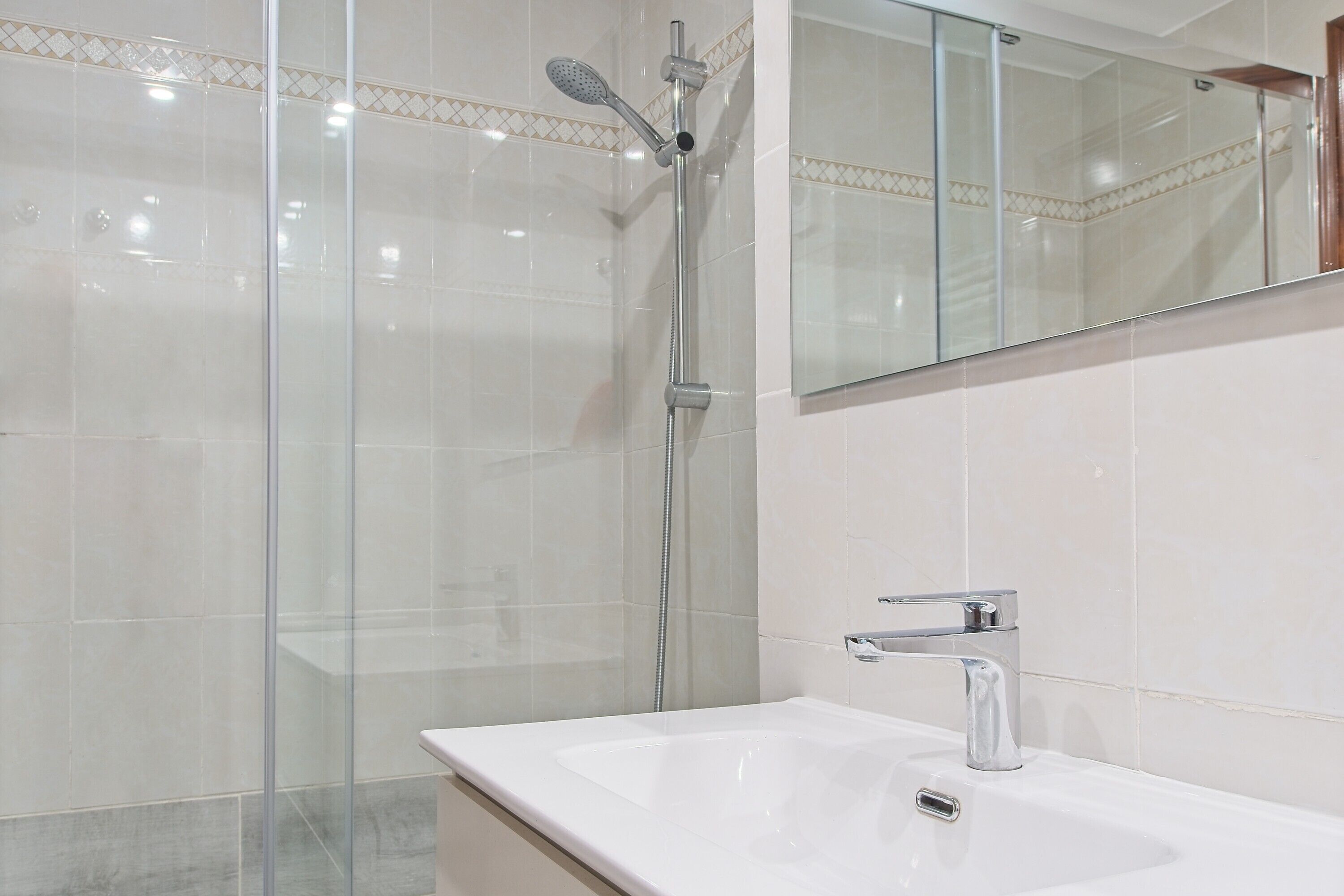 Een douche, een haardroger, handdoeken