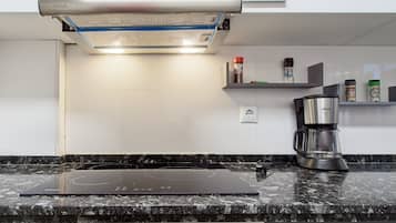 Een koelkast, een microgolfoven, een oven, een kookplaat