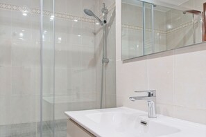 Shower, hair dryer, towels