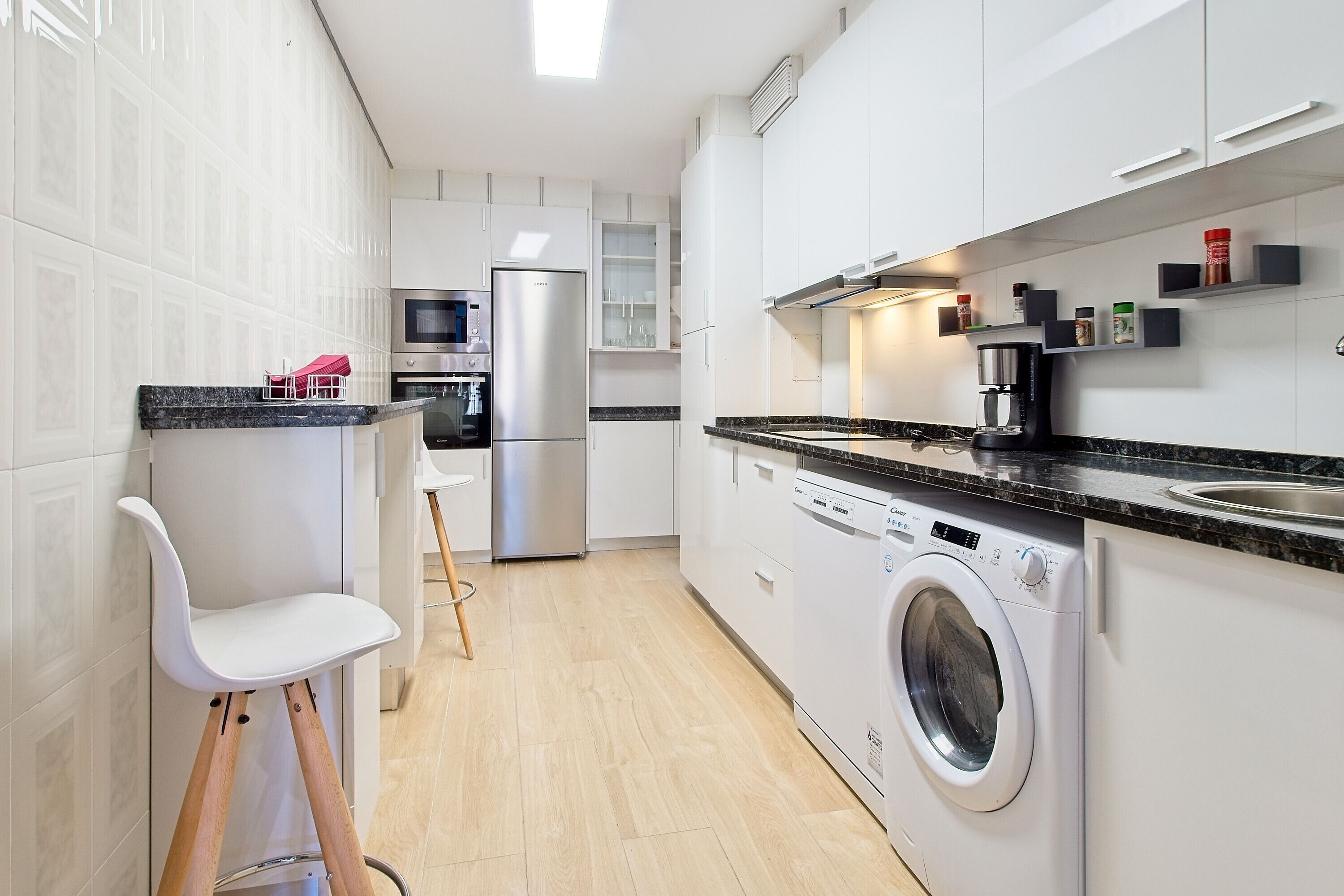 Een koelkast, een magnetron, een oven, een kookplaat