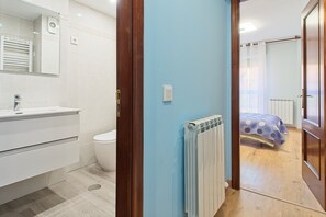 Chuveiro, secador de cabelo, toalhas de banho 