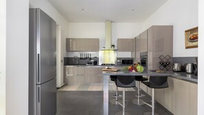 Frigorifero, microonde, forno, piano cottura