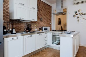 Kühlschrank, Mikrowelle, Ofen, Herdplatte