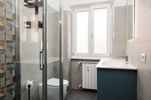 Regadera, amenidades de baño gratuitas, secadora de cabello 