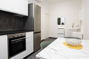 Kühlschrank, Herdplatte, Wasserkocher mit Kaffee-/Teezubehör