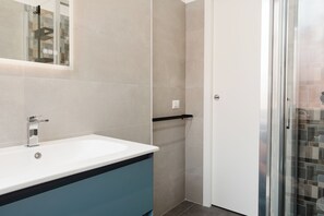 Shower, free toiletries, hair dryer
