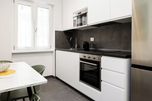 Fridge, stovetop, coffee/tea maker, electric kettle