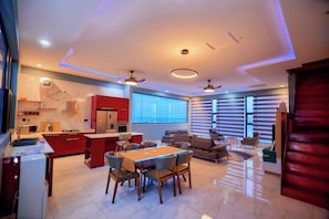 Interior - Gold Shore Villa 3-bedroom house with WiFi and AC in Kokrobite on the Beach (Kokrobite)