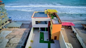 Un edificio moderno con terraza en la azotea y vistas a la playa.