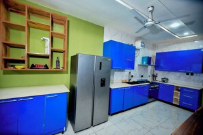 Four à micro-ondes, un four, surface de cuisson
