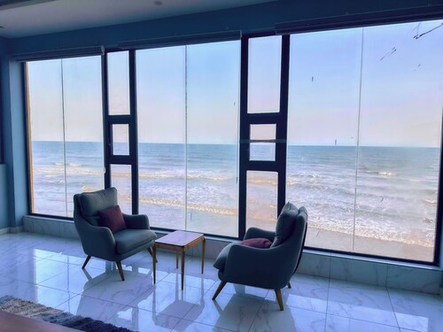 Gold Shore Villa 3-bedroom house with WiFi and AC in Kokrobite on the Beach