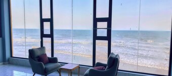 Gold Shore Villa 3-bedroom house with WiFi and AC in Kokrobite on the Beach