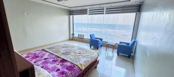 Gold Shore Villa 3-bedroom house with WiFi and AC in Kokrobite on the Beach