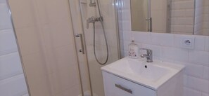 Douche, sèche-cheveux, serviettes fournies, savon