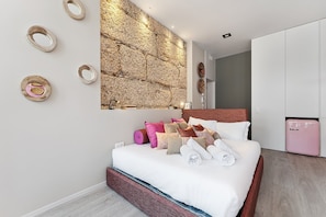 Iron/ironing board, Internet, bed sheets