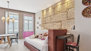 A modern bedroom with a bed, a desk, and a chair. - GuestReady - AMMA Braga - 7 (Braga)