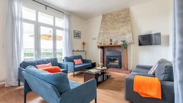 Smart TV, fireplace
