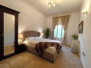 3 bedrooms, iron/ironing board, WiFi, bed sheets