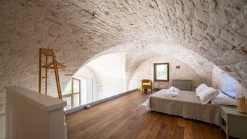 5 bedrooms, iron/ironing board, free WiFi, bed sheets