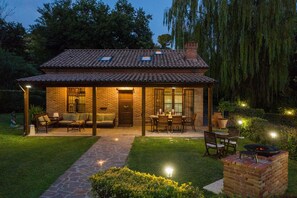 Outdoor dining - Villa Soleil – 3 bedrooms, pool, pets allowed, A/C, Wi-Fi (Montemaggiore al Metauro)