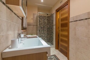 Dusche, Haartrockner, Bidet