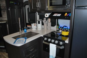 Køleskab, mikrobølgeovn, ovn, kogeplade