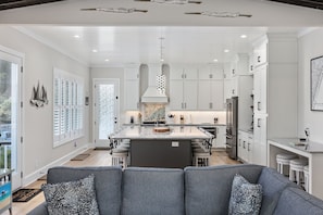 Télévision, cheminée, jeux vidéo, livres