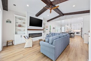 Télévision, cheminée, jeux vidéo, livres