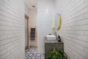 Ducha, secador de pelo, toallas y jabón