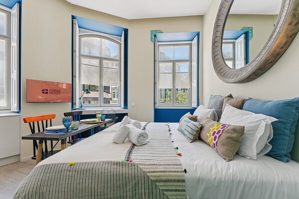 Desk, iron/ironing board, Internet, bed sheets