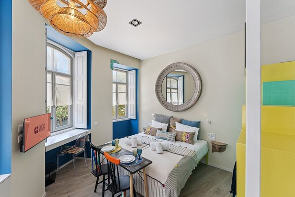 مكتب ومكواة/لوح كي وخدمة الإنترنت وملاءات أسرّة