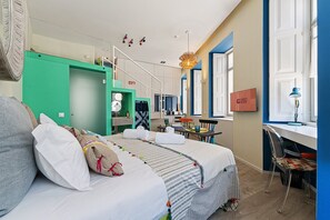 Bureau, fer et planche à repasser, accès Internet, draps fournis