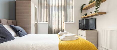 4 bedrooms, desk, iron/ironing board, WiFi