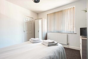 4 bedrooms, desk, iron/ironing board, WiFi - Spacious 4 Bedroom House with Garden in Doncaster (Doncaster)