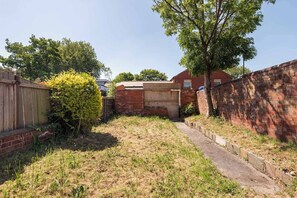 Property grounds - Spacious 4 Bedroom House with Garden in Doncaster (Doncaster)