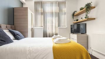 4 bedrooms, desk, iron/ironing board, WiFi