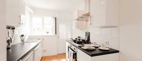 Kühlschrank, Mikrowelle, Ofen, Herdplatte