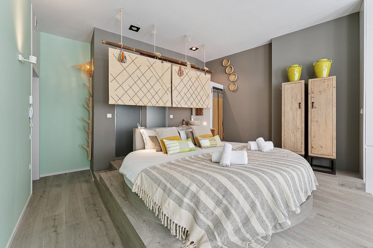 Een bureau, een strijkplank/strijkijzer, internet, beddengoed