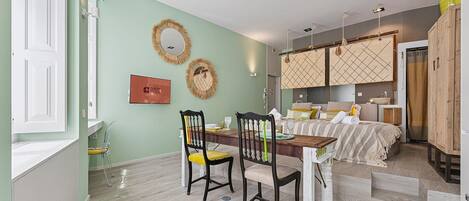 Bureau, fer et planche à repasser, accès Internet, draps fournis