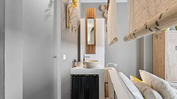 Een bureau, een strijkplank/strijkijzer, internet, beddengoed