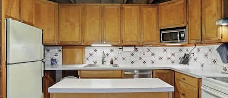Refrigerador, microondas, horno, placa de cocina