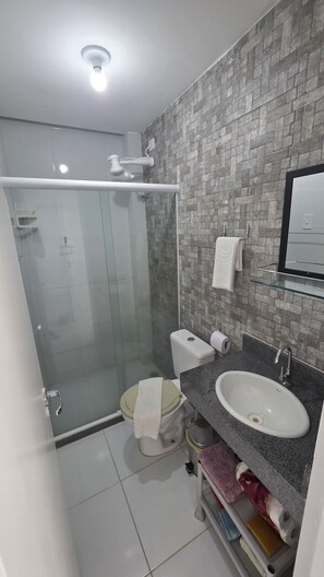 Appartement, vue jardin | Salle de bain | Douche, serviettes fournies, savon, papier toilette