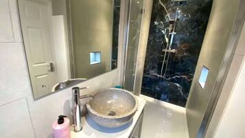 Shower, hair dryer, towels