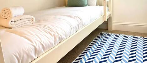 2 habitaciones, escritorio, tabla de planchar con plancha y wifi