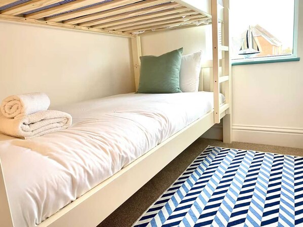 2 bedrooms, desk, iron/ironing board, WiFi