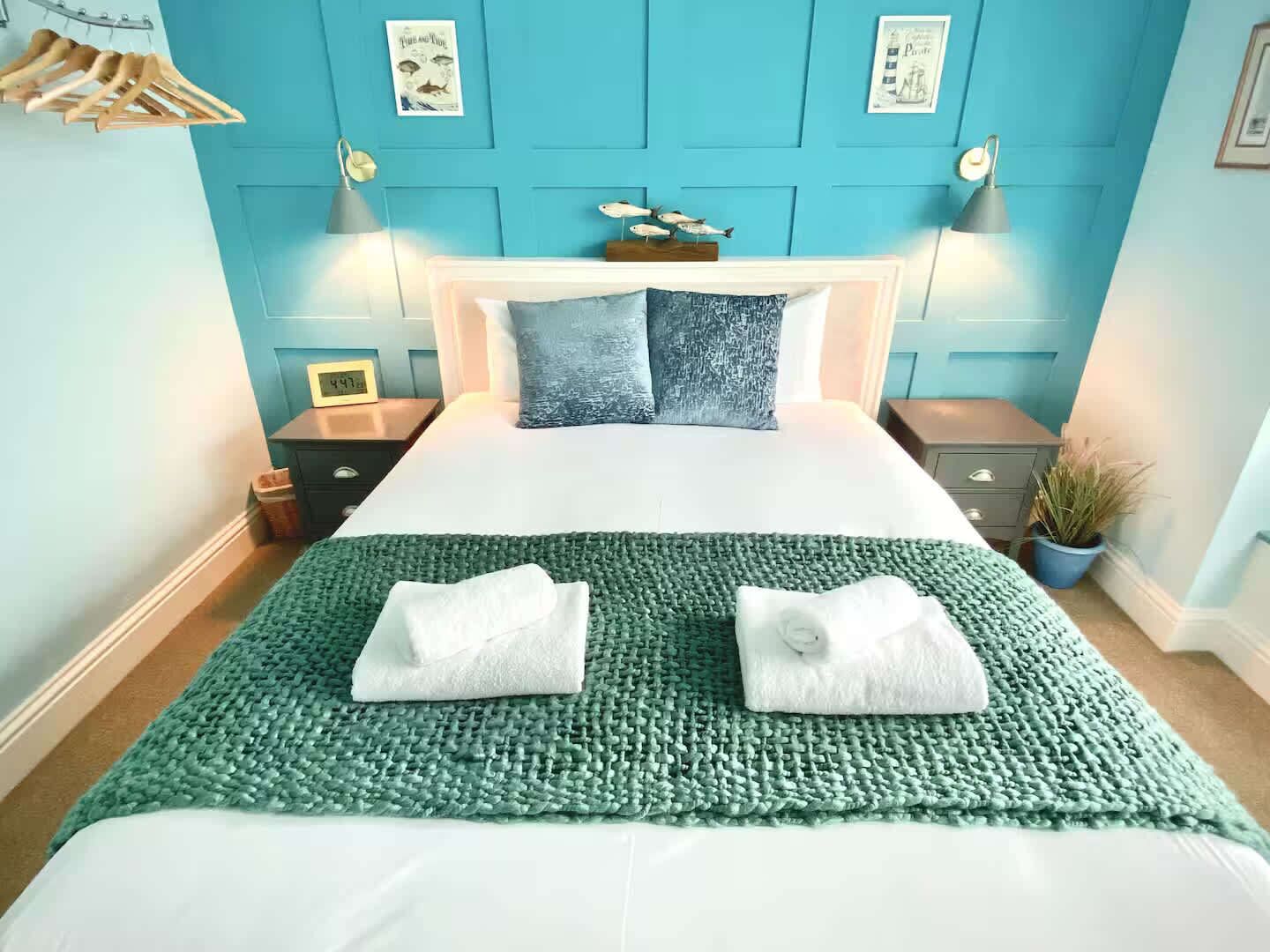 2 bedrooms, desk, iron/ironing board, WiFi