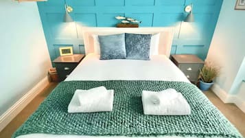 2 bedrooms, desk, iron/ironing board, WiFi